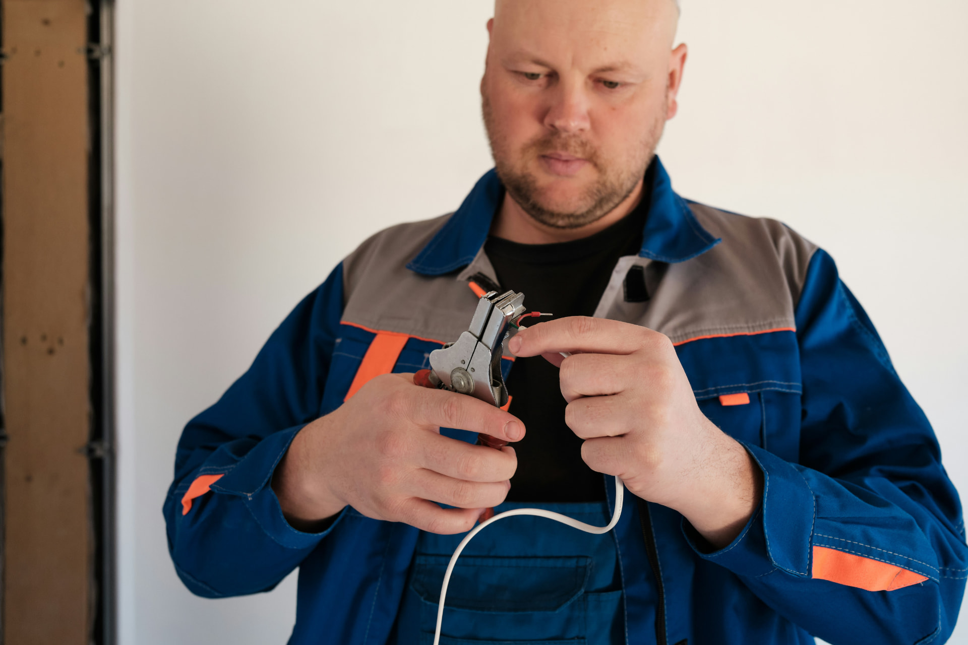 Elektriker arbejder med ledninger og afbryder